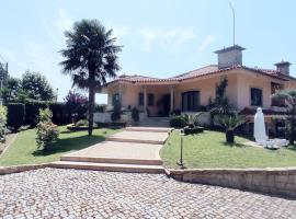 A picture of the hotel: Casa Além Rio - quartos para 6 hóspedes em Santo Tirso