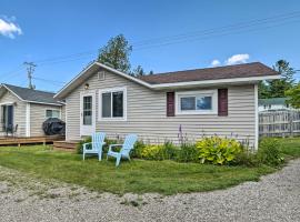 Hotel foto: Charming Tiny Cottage with Crooked Lake Access!