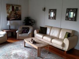 Cozy Cabernet Cabin, hôtel à Geyserville