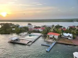 Coral View Beach Resort, hotel u gradu Utila