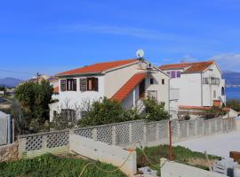 Apartments by the sea Slatine, Ciovo - 16345、スラティネのホテル