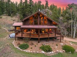 รูปภาพของโรงแรม: Classic Log Cabin near Rocky Mountain National Park and near Skiing