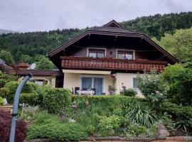 Hotel fotoğraf: Haus Flora - Ferienwohnung Bodensdorf