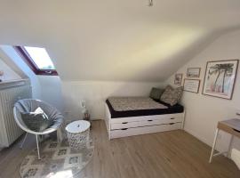 Hotel Photo: Privates neu renoviertes Zimmer in Schwaig