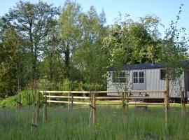 Large Luxury Shepherds Hut with Hot Tub nr Bath, hotel v destinaci Bristol