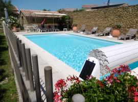 Hotel Photo: Villa de 2 chambres avec piscine partagee jardin clos et wifi a Grillon