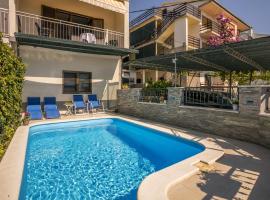 รูปภาพของโรงแรม: Holiday house with a swimming pool Podstrana, Split - 7539