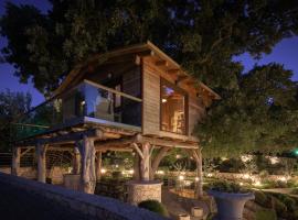 Foto di Hotel: Stolidi Mou Treehouse