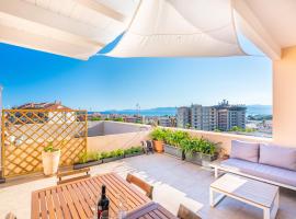 Foto di Hotel: Attico Luce e Colori - Terrazza Vista Mare - 5 Bdr