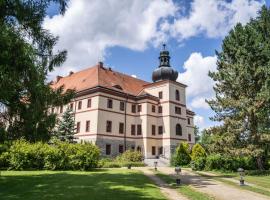 Hotel Foto: Zámek Lnáře