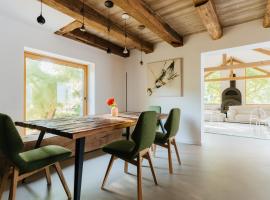 Villa LISA - VILLA WITH SWIMMING POOL AND HUGE GARDEN, ξενοδοχείο σε Mozirje