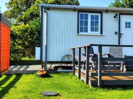 Hotel kuvat: Small Cozy Shepherd hut 20 by 7 feet with boxed in high double bed