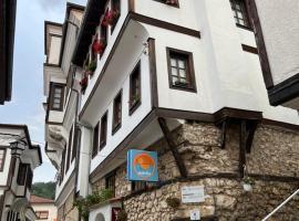 Hotel fotoğraf: Patche Residence - A Wine Cellar Hideaway in the Historic Home of Revolutionary Metodi Patche