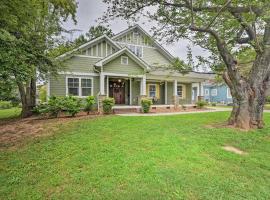 Фотография гостиницы: Charlotte Home with Deck in NoDa District Near UNC!