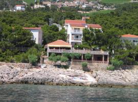 รูปภาพของโรงแรม: Apartments by the sea Sveta Nedilja, Hvar - 13176