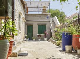 Holiday house with a parking space Okljucna, Vis - 14875，科米扎的飯店