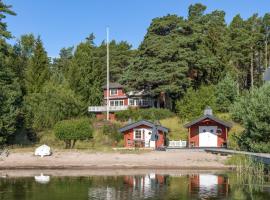 Foto di Hotel: Holiday home in Stockholm Archipelago with private beach and jetty