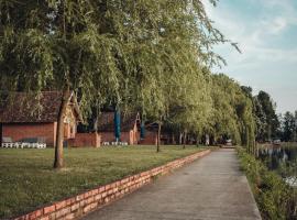 Laguna Club Lake Resort, מלון בDonji Žabar