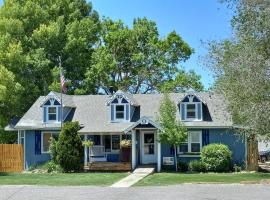 The Goulding Cottage and farm - 4 beds, 3 baths, hotel in Henrieville