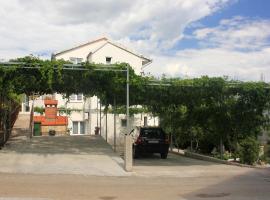 Hotel fotoğraf: Apartments with a parking space Orebic, Peljesac - 10156