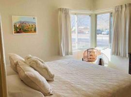 Hotel Photo: Vintage charm vacation home with modern comforts near Old Town