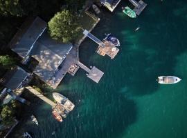 酒店照片: Tides Reach Boathouse water-access-only