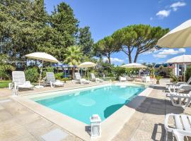 Hotel fotografie: Amazing Home In Chiaramonte Gulfi With Private Swimming Pool, Can Be Inside Or Outside