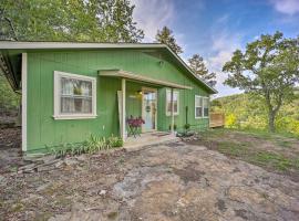 A picture of the hotel: Private Eureka Springs Retreat with Hot Tub!