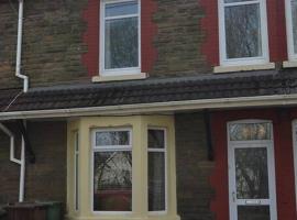 Hotel fotografie: Entire 3 bedroom house near Caerphilly station