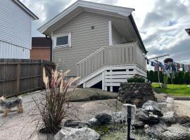 Sentralt i Fredrikstad, gratis parkering og varmepumpe med AC、フレドリクスタのホテル