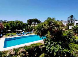 Hotel Foto: Urb Jardines de Sotogrande dúplex, 120 m2, Piscina