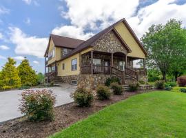 รูปภาพของโรงแรม: Hot Tub, Views & Game Room - 20 min to Downtown Asheville!