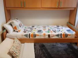 รูปภาพของโรงแรม: Rooms 2 and 1 Beds near Sevilla Center