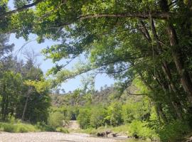 Photo de l’hôtel: Gîte et jardin en bord de rivière