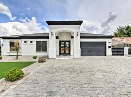 Zdjęcie hotelu: Upscale Peoria Home with Gazebo and Putting Green