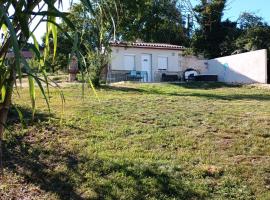 A picture of the hotel: Petit gîte de charme avec jacuzzi