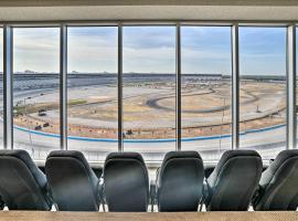 Hình ảnh khách sạn: Fort Worth Condo with Racetrack Views and Pool Access