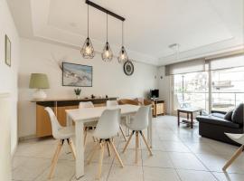 होटल की एक तस्वीर: Pleasant apartment in Knokke with balcony