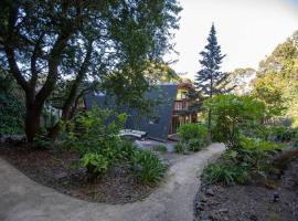 Hotel Photo: Amazing Cabin-Style House with Decks, Hot Tub & Sun - Permit 2022-STR-2