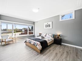 New 2 Bedroom House 500m to Mall with Free Parking, ξενοδοχείο σε Bankstown