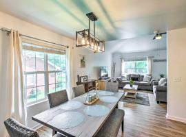 Hotel Photo: Charming Springfield Escape with Furnished Deck