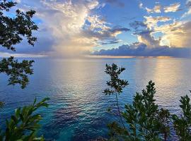 Oceanfront Condo w/ FREE Parking + High Speed Wifi、ネグリルのホテル