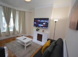 รูปภาพของโรงแรม: Cheerful 3 Bedroom Home in Greater London