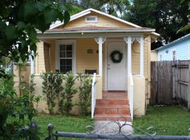 Хотел снимка: Key West Style Historic Home in Coconut Grove Florida The Yellow House