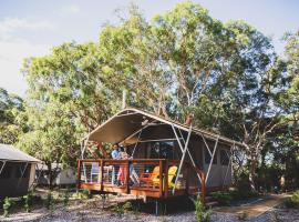 Port Stephens Koala Sanctuary, hotel in One Mile