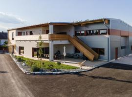 Hotel Photo: Gober & Freinbichler Weine von Hand