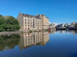 호텔 사진: 1 Bedroom Flat in Historic Cooperage Apartments Leith