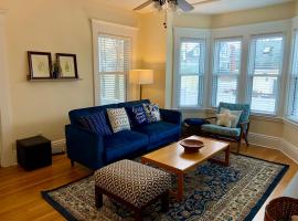 Hotel Photo: Bright 2 Br, Pets Welcome, Steps to Lake, Restaurants and Train