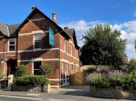 A picture of the hotel: City Centre Luxury Holiday House with Outdoor Bath and Parking