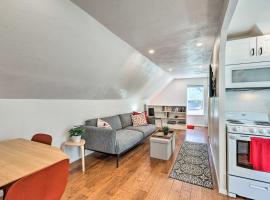 Hotel Foto: Chic, Treetop Denver Apt about 2 Mi to Downtown!